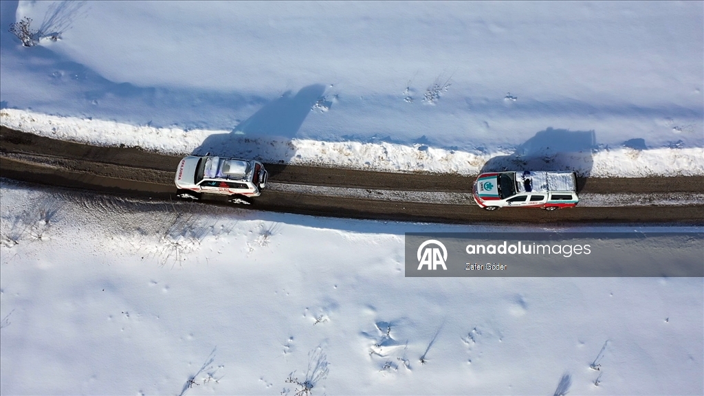 Bolu'da paletli ambulans ekipleri, karlı yolları aşarak hastaların imdadına yetişiyor