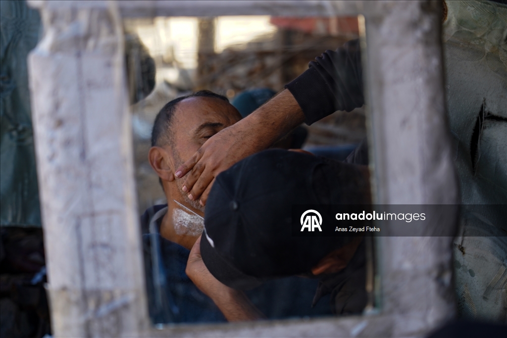 Filistinli Berber Basim, İsrail'in yıktığı evinin enkazında mesleğini sürdürüyor