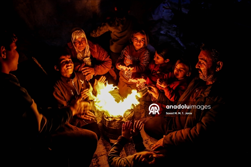 Gazze’de sert hava koşulları, yerinden edilenlerin yaşamını zorlaştırıyor