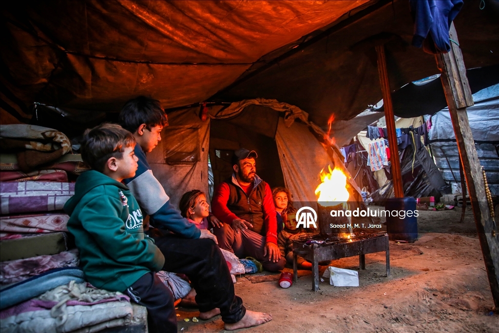 Gazze’de sert hava koşulları, yerinden edilenlerin yaşamını zorlaştırıyor