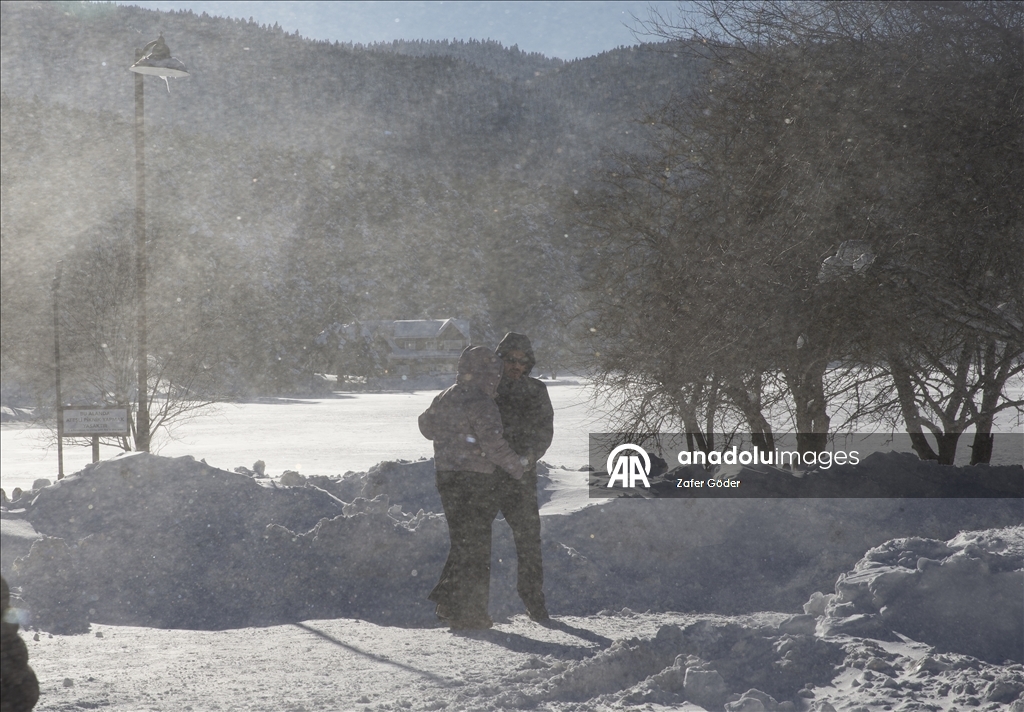 بحيرة متجمدة ورياح عاتية.. مشاهد شتوية أخّاذة في "غولجوك" التركية