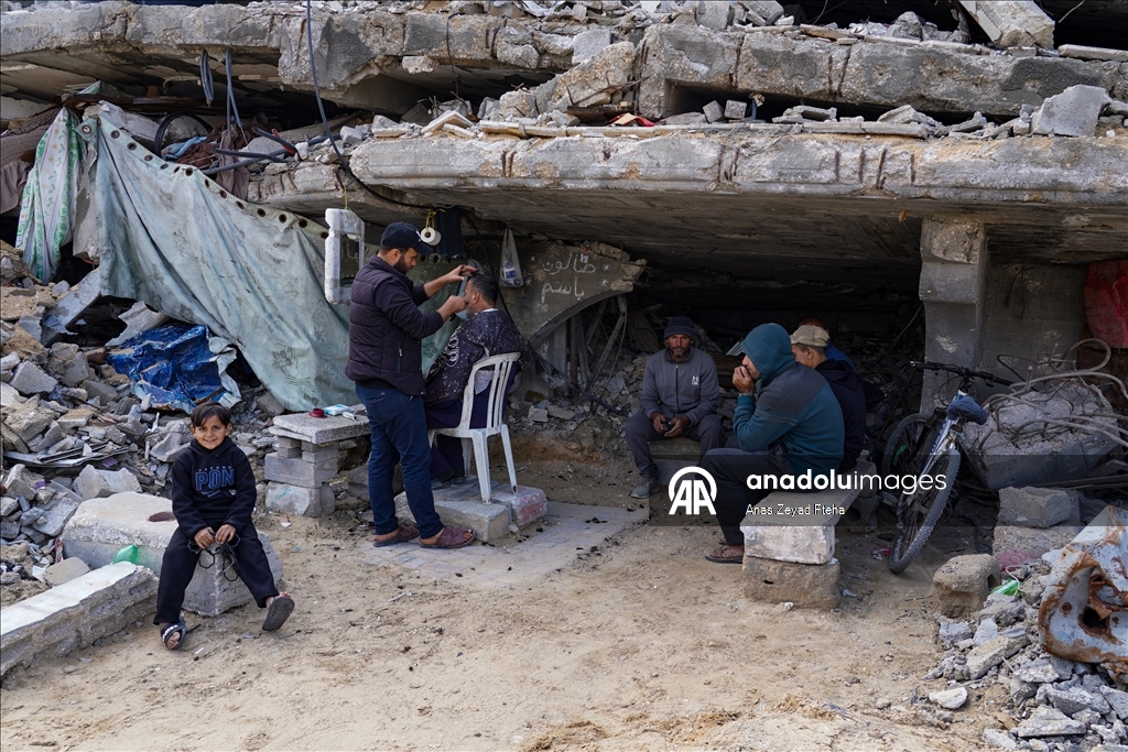Filistinli Berber Basim, İsrail'in yıktığı evinin enkazında mesleğini sürdürüyor