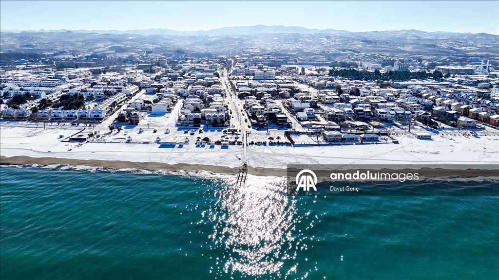 Karla kaplanan Karadeniz sahili ve Büyükmelen Çayı havzası, havadan görüntülendi