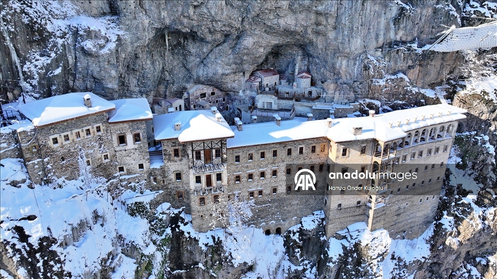 تركيا.. الثلج يعانق التاريخ في "دير سوميلا" الأثري بطرابزون