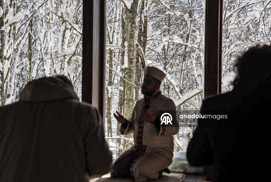 Bolu'da kar manzaralı Cuma namazı