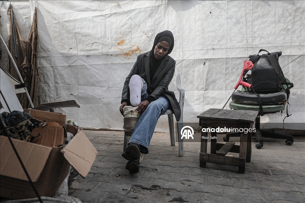 İsrail'in engelli bıraktığı Filistinli öğretmen İsra Bekith hayata tutunmaya çalışıyor