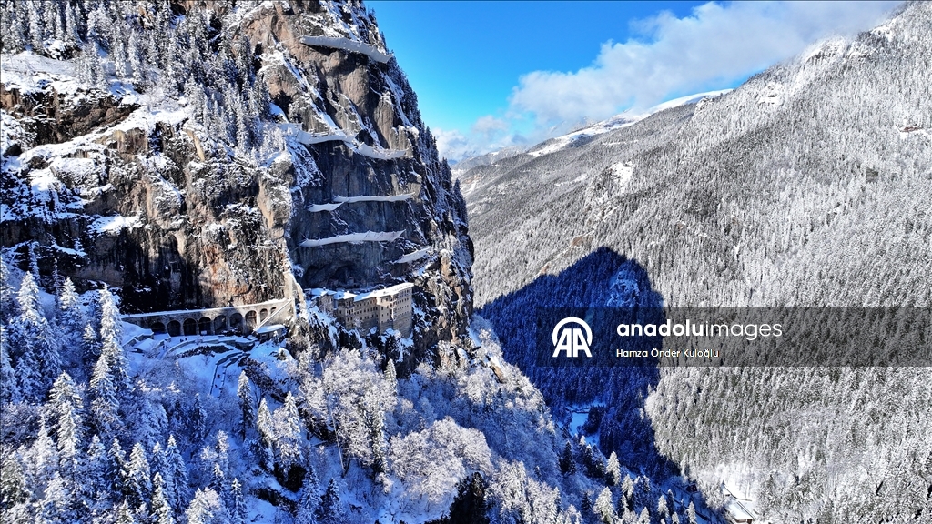 تركيا.. الثلج يعانق التاريخ في "دير سوميلا" الأثري بطرابزون
