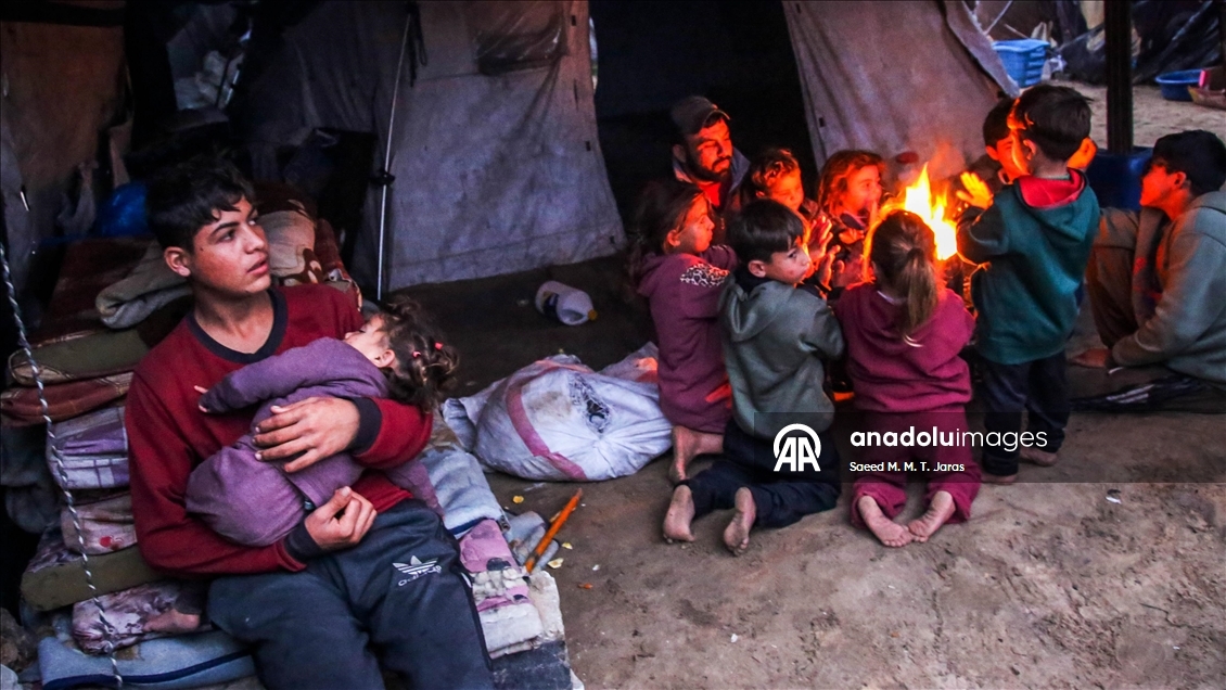 Gazze’de sert hava koşulları, yerinden edilenlerin yaşamını zorlaştırıyor
