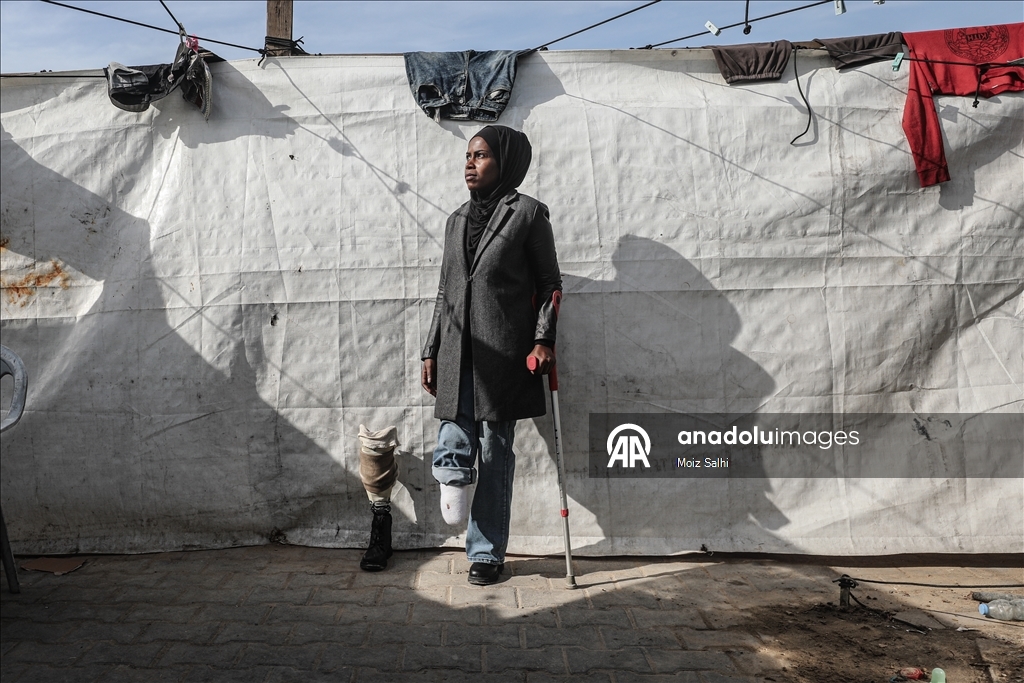 İsrail'in engelli bıraktığı Filistinli öğretmen İsra Bekith hayata tutunmaya çalışıyor