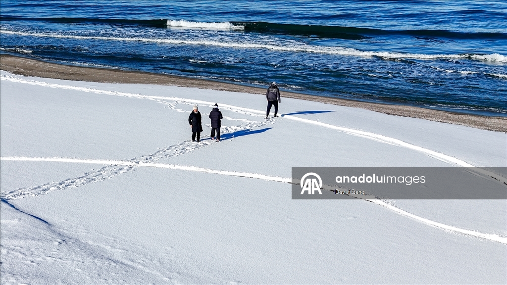 Karla kaplanan Karadeniz sahili ve Büyükmelen Çayı havzası, havadan görüntülendi