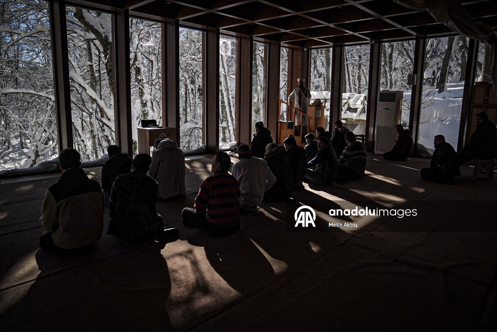 Bolu'da kar manzaralı Cuma namazı