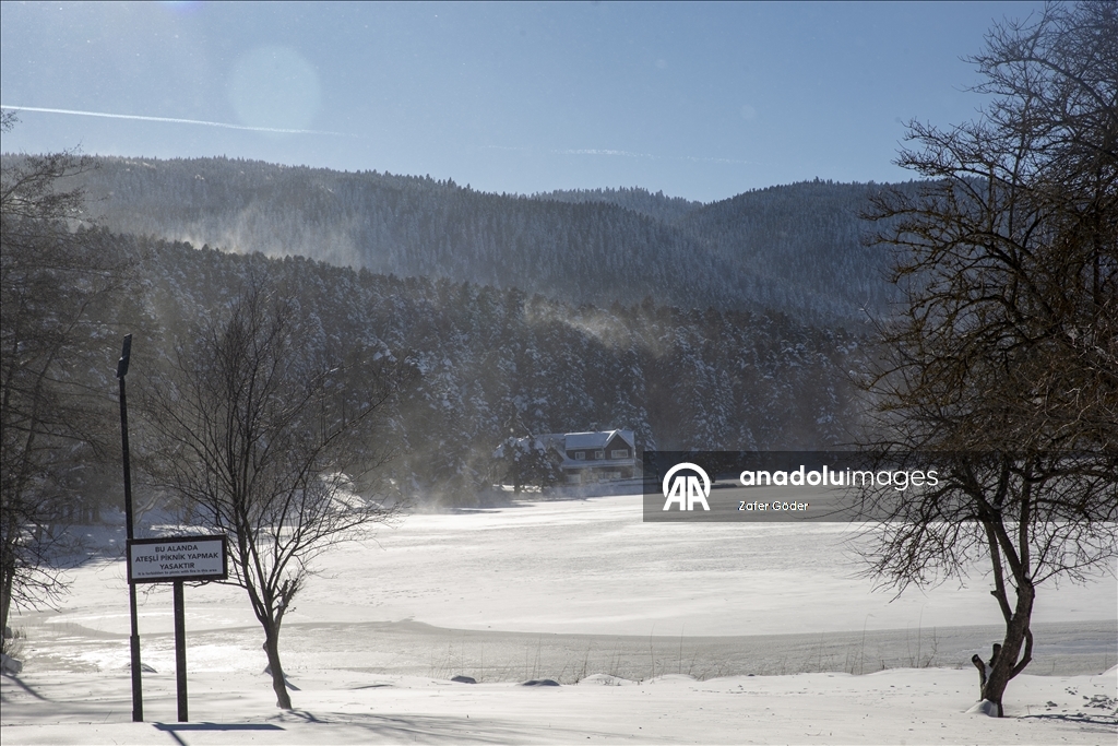 بحيرة متجمدة ورياح عاتية.. مشاهد شتوية أخّاذة في "غولجوك" التركية