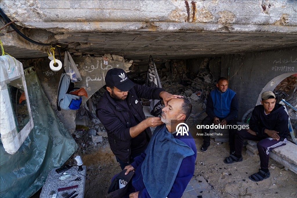 Filistinli Berber Basim, İsrail'in yıktığı evinin enkazında mesleğini sürdürüyor