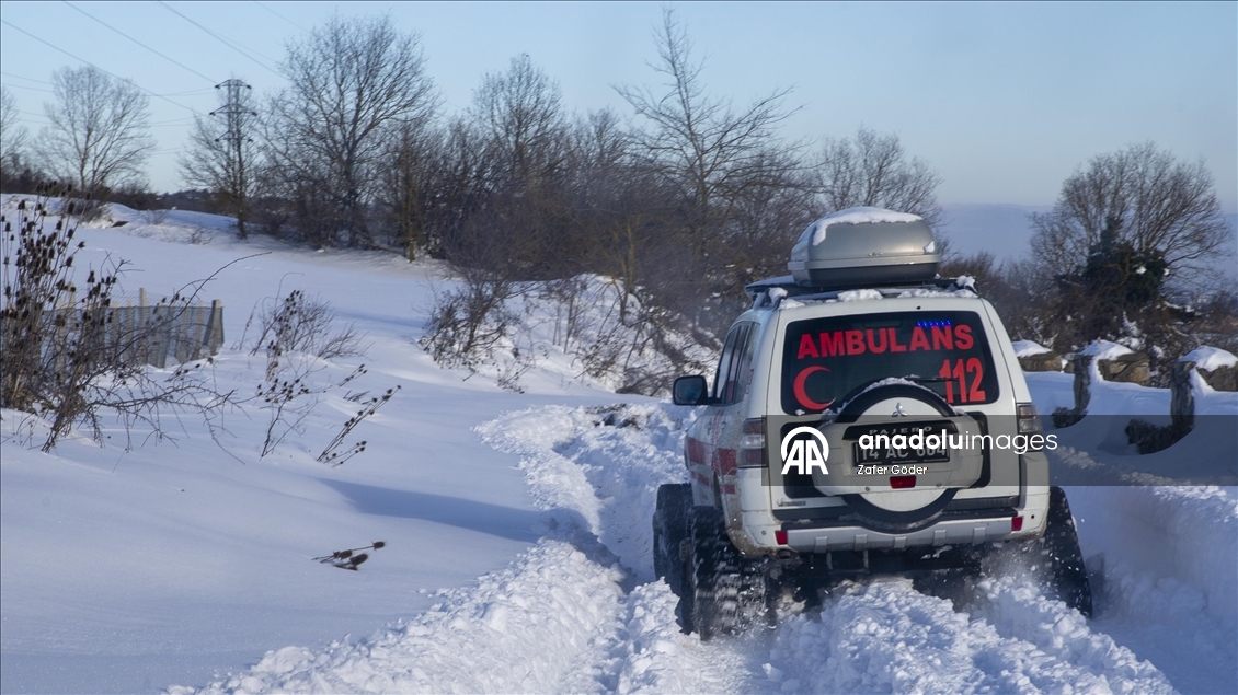 Bolu'da paletli ambulans ekipleri, karlı yolları aşarak hastaların imdadına yetişiyor