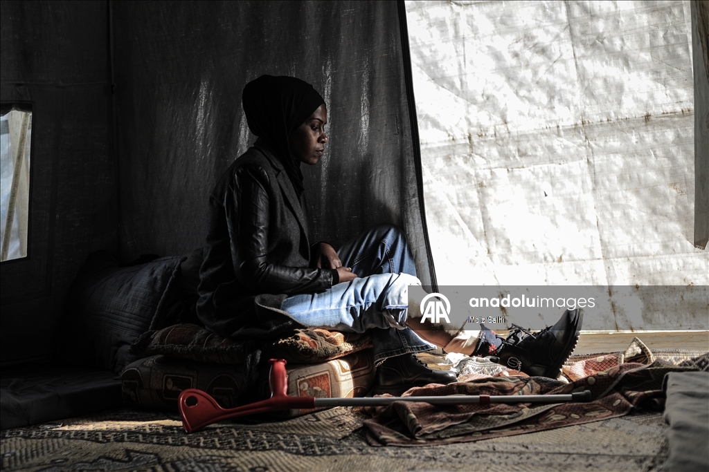 İsrail'in engelli bıraktığı Filistinli öğretmen İsra Bekith hayata tutunmaya çalışıyor