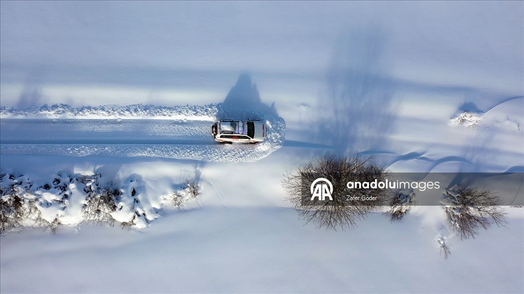 Bolu'da paletli ambulans ekipleri, karlı yolları aşarak hastaların imdadına yetişiyor