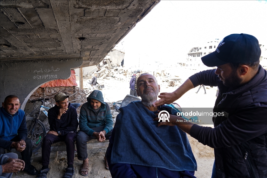 Filistinli Berber Basim, İsrail'in yıktığı evinin enkazında mesleğini sürdürüyor