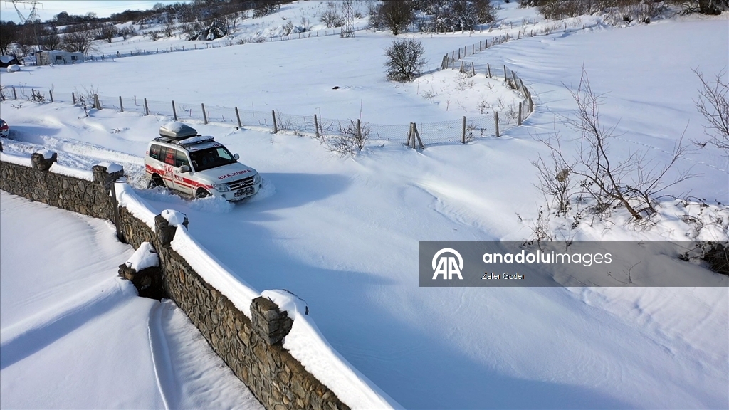 Bolu'da paletli ambulans ekipleri, karlı yolları aşarak hastaların imdadına yetişiyor