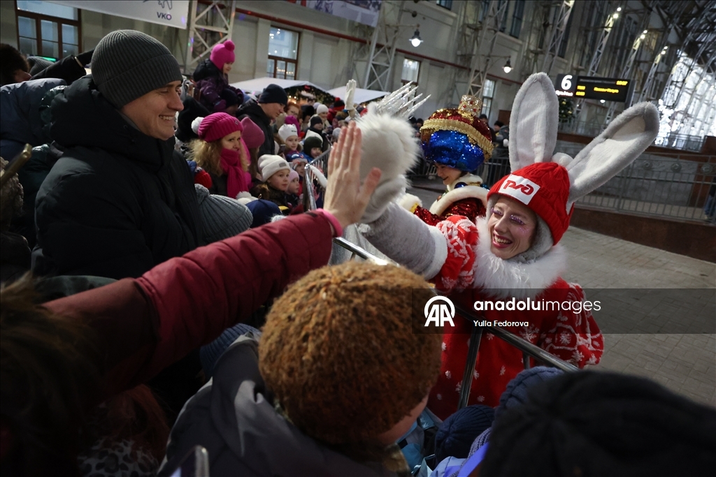 Ded Moroz treni Moskova'da kutlamayla karşılandı