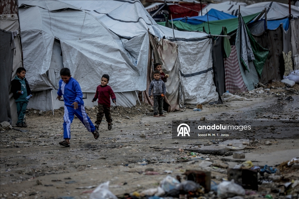 Gazze’de sert hava koşulları, yerinden edilenlerin yaşamını zorlaştırıyor