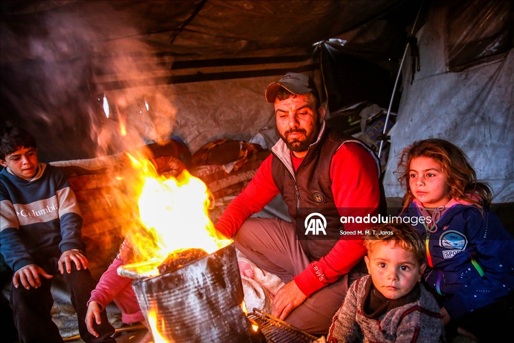 Gazze’de sert hava koşulları, yerinden edilenlerin yaşamını zorlaştırıyor