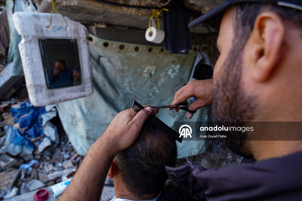Filistinli Berber Basim, İsrail'in yıktığı evinin enkazında mesleğini sürdürüyor