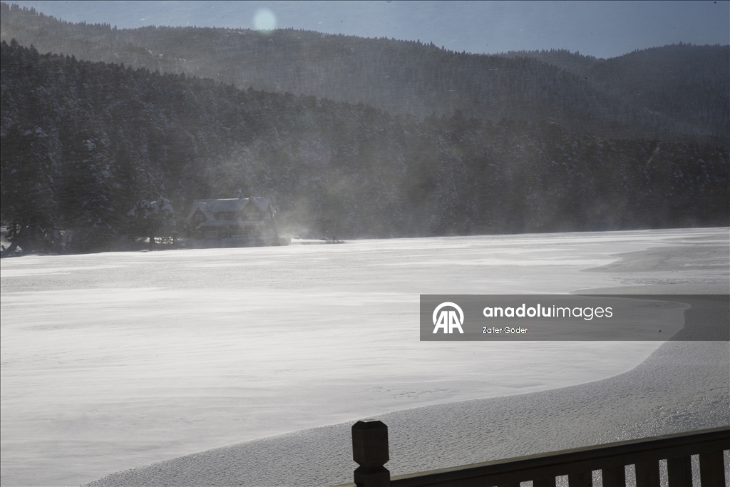 بحيرة متجمدة ورياح عاتية.. مشاهد شتوية أخّاذة في "غولجوك" التركية