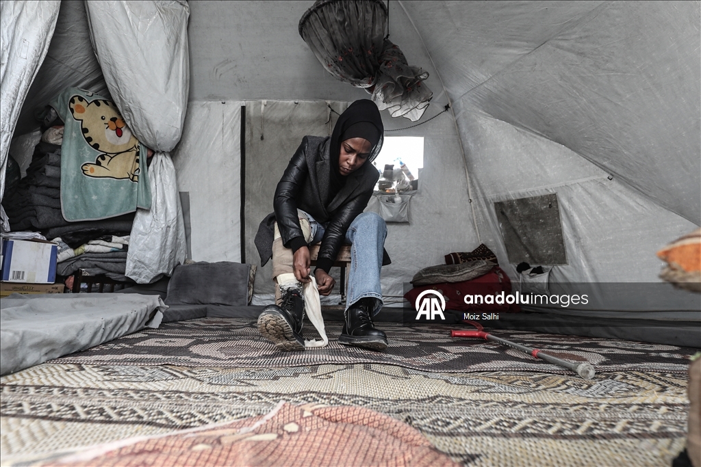 İsrail'in engelli bıraktığı Filistinli öğretmen İsra Bekith hayata tutunmaya çalışıyor