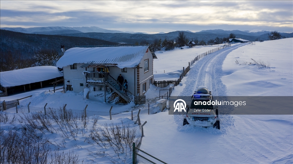 Bolu'da paletli ambulans ekipleri, karlı yolları aşarak hastaların imdadına yetişiyor