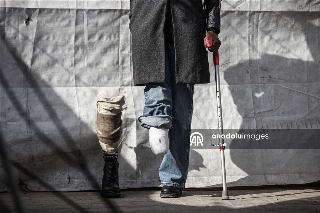 İsrail'in engelli bıraktığı Filistinli öğretmen İsra Bekith hayata tutunmaya çalışıyor