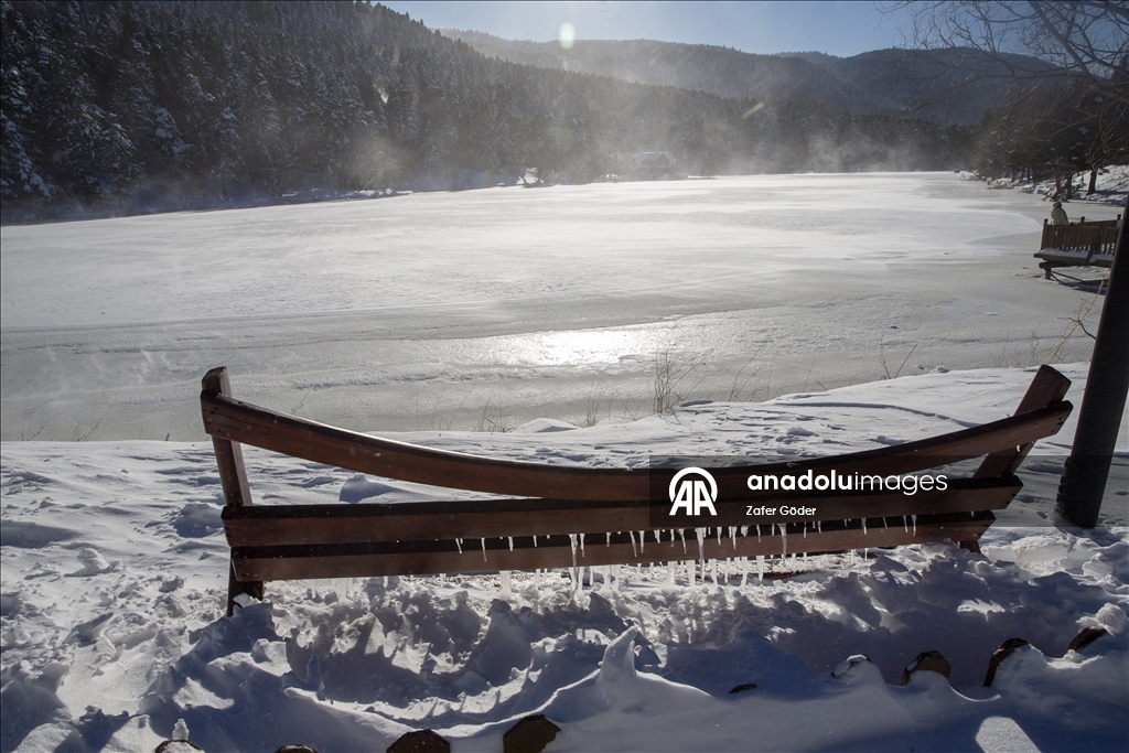بحيرة متجمدة ورياح عاتية.. مشاهد شتوية أخّاذة في "غولجوك" التركية