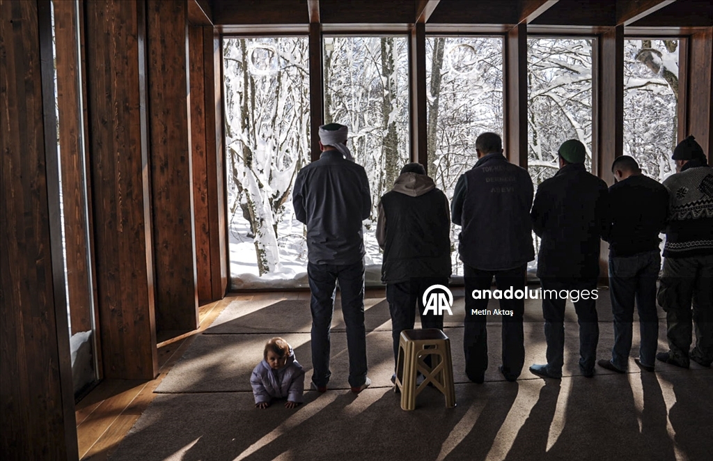 Bolu'da kar manzaralı Cuma namazı