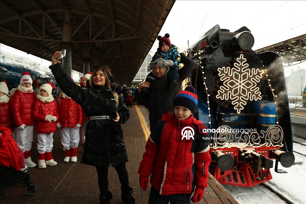 Ded Moroz treni Moskova'da kutlamayla karşılandı