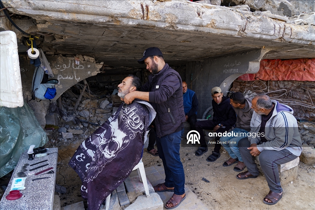 Filistinli Berber Basim, İsrail'in yıktığı evinin enkazında mesleğini sürdürüyor