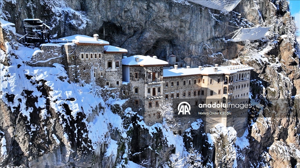 تركيا.. الثلج يعانق التاريخ في "دير سوميلا" الأثري بطرابزون