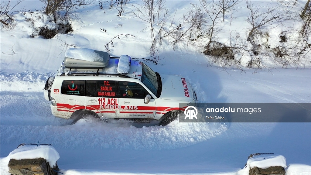 Bolu'da paletli ambulans ekipleri, karlı yolları aşarak hastaların imdadına yetişiyor
