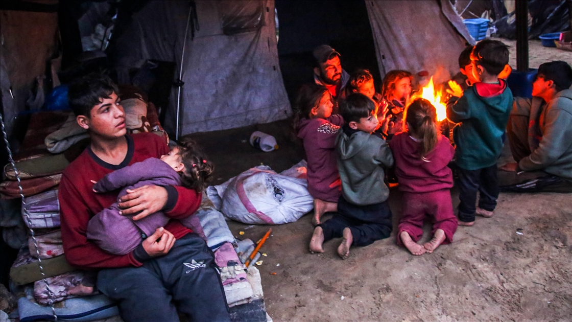 Gazze’de sert hava koşulları, yerinden edilenlerin yaşamını zorlaştırıyor