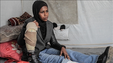 İsrail'in engelli bıraktığı Filistinli öğretmen İsra Bekith hayata tutunmaya çalışıyor