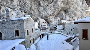 Beyaza bürünen Sümela Manastırı yerli ve yabancı ziyaretçilerini ağırlıyor
