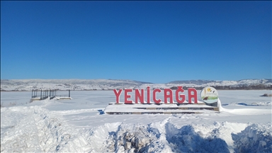 Bolu'da Yeniçağa Gölü'nün yüzeyi buz tuttu