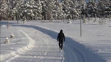 Sivas'ta Kızılırmak'ın bazı kısımları buz tuttu