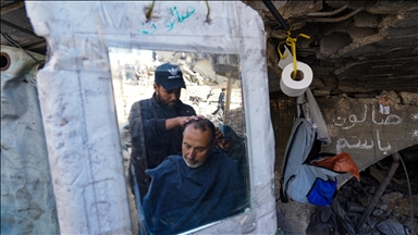 Filistinli Berber Basim, İsrail'in yıktığı evinin enkazında mesleğini sürdürüyor