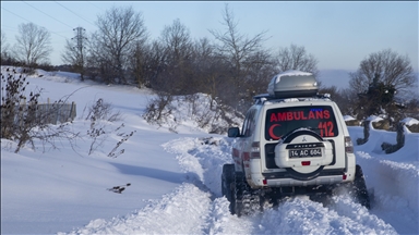 Bolu'da paletli ambulans ekipleri, karlı yolları aşarak hastaların imdadına yetişiyor