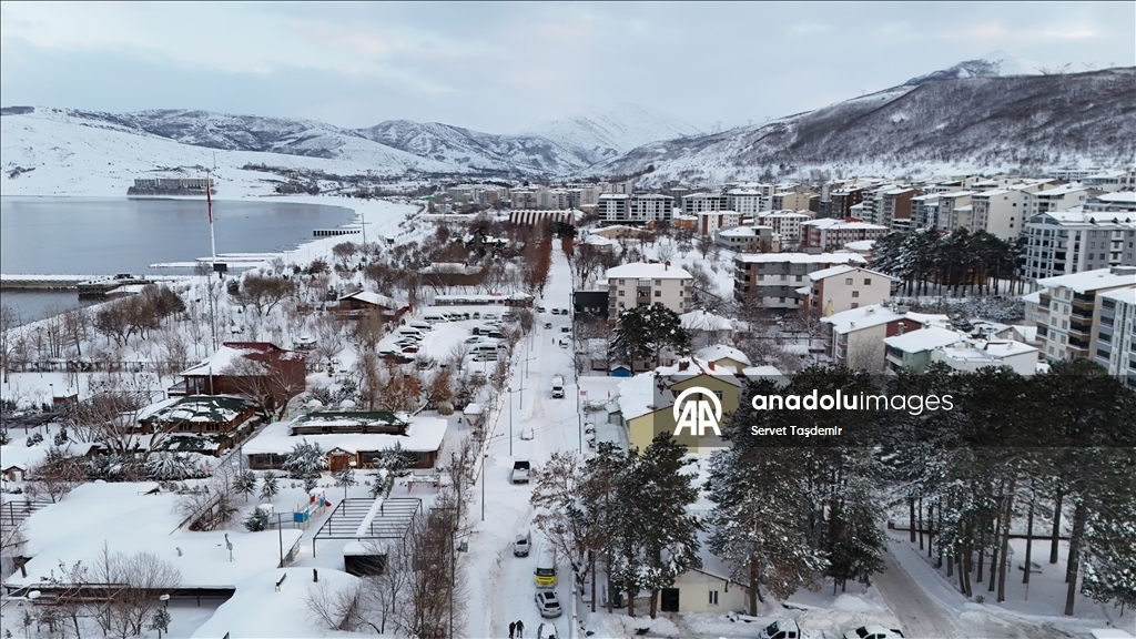Karla kaplanan Bitlis'in Tatvan ilçesi dronla görüntülendi