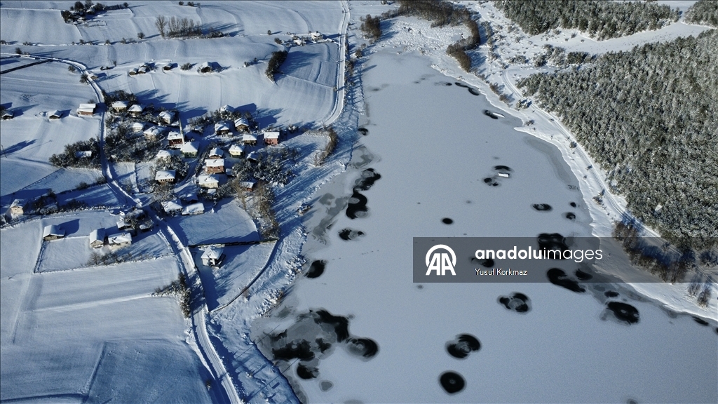 Karabük'te soğuk hava göletlerin yüzeyini dondurdu