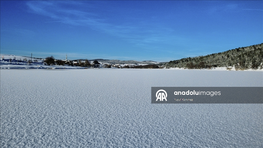 Karabük'te soğuk hava göletlerin yüzeyini dondurdu