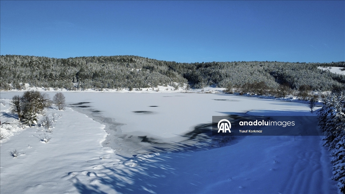 Karabük'te soğuk hava göletlerin yüzeyini dondurdu