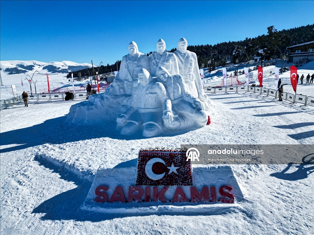 Sarıkamış şehitleri anısına yapılan kardan Türk bayrağı karanfillerle kaplandı