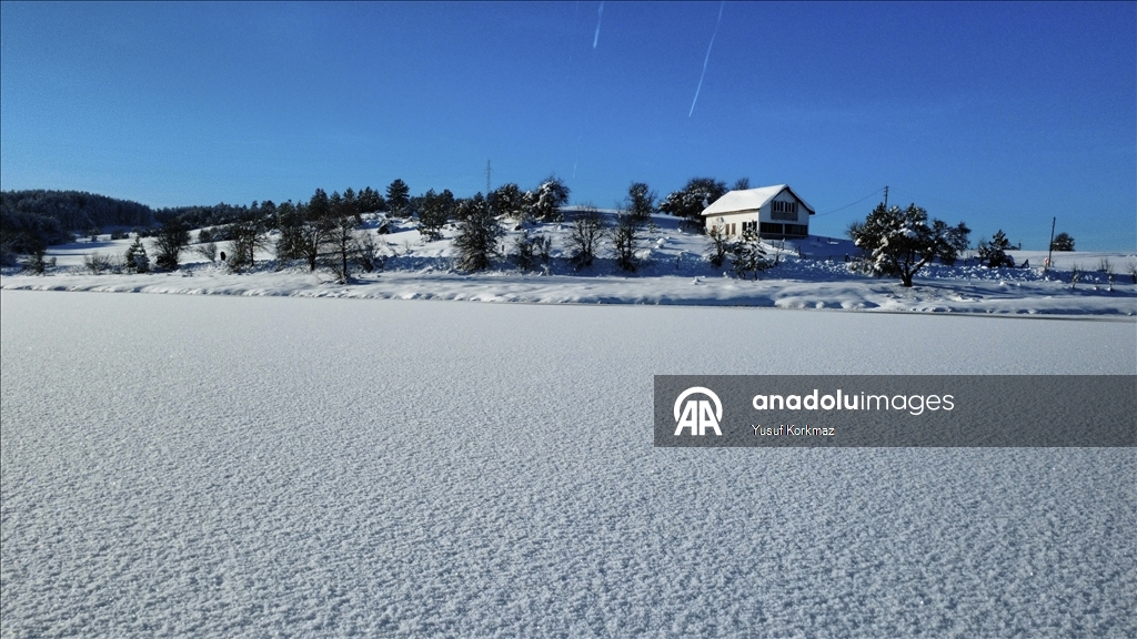 Karabük'te soğuk hava göletlerin yüzeyini dondurdu