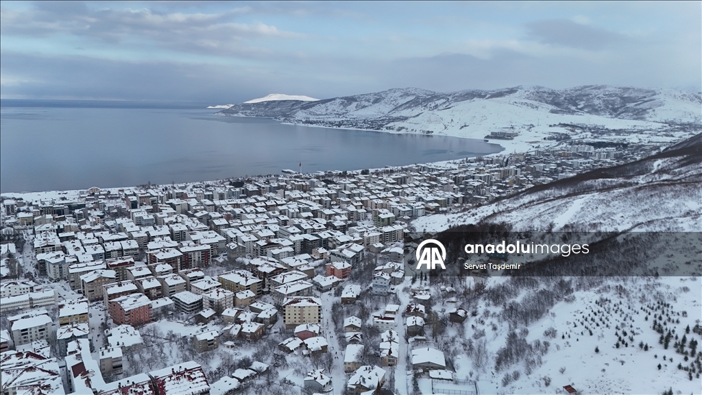 Karla kaplanan Bitlis'in Tatvan ilçesi dronla görüntülendi